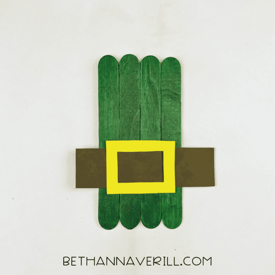 Finished green craft stick St. Patrick’s Day hat with black band and yellow buckle