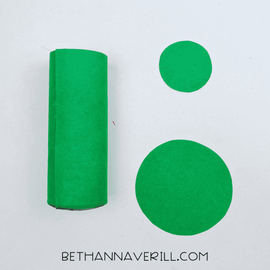 Green paper circles for the hat brim and top