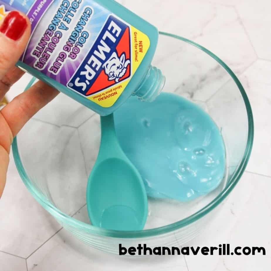 Color-changing glue poured into the bowl