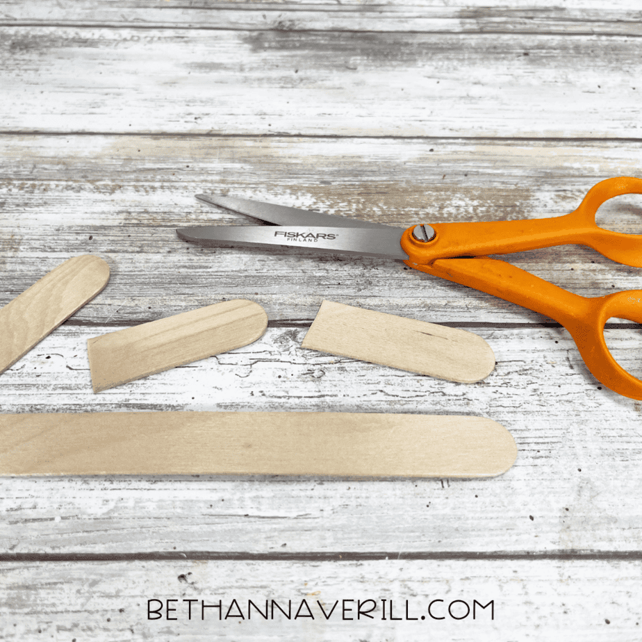 Scissors with cut wooden sticks in different lengths for the stems.