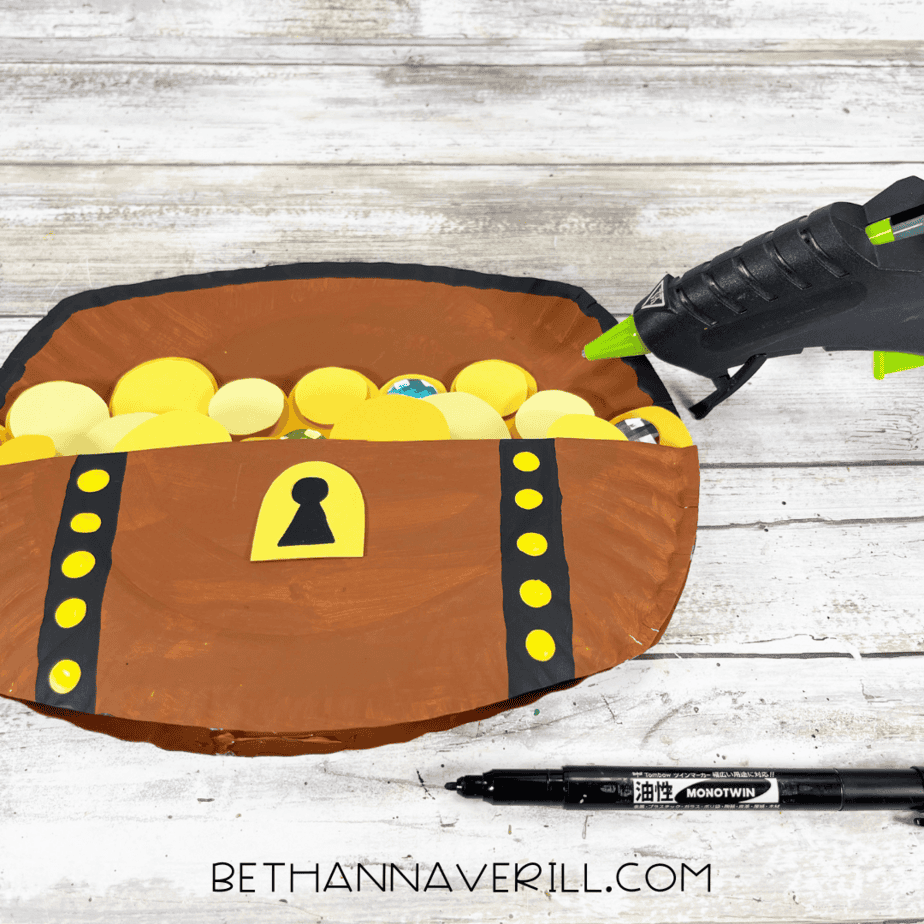 Treasure chest with black keyhole detail added to the front.